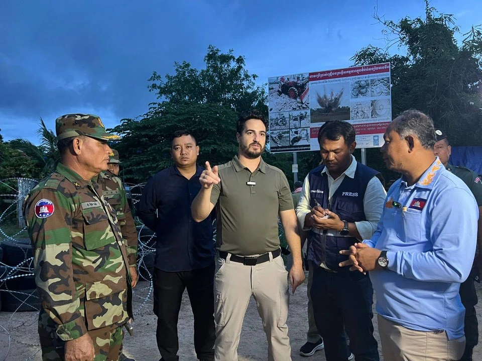 The White House correspondent, Mr. Alfaro Michel Barry, arrived at the location of the war refugees.